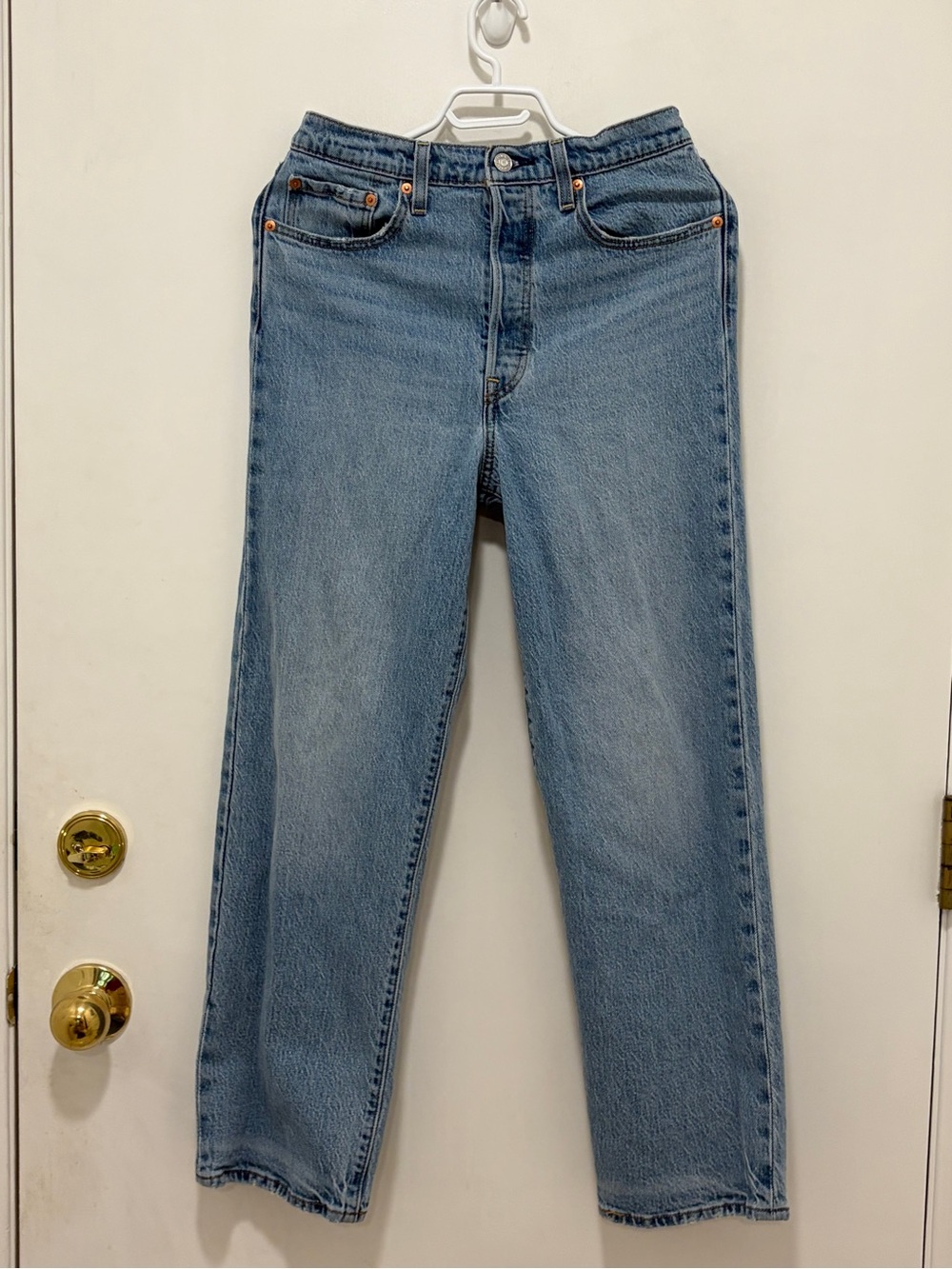 Leviβs Ribcage Straight-Leg Jeans in Light Blue. Size 28